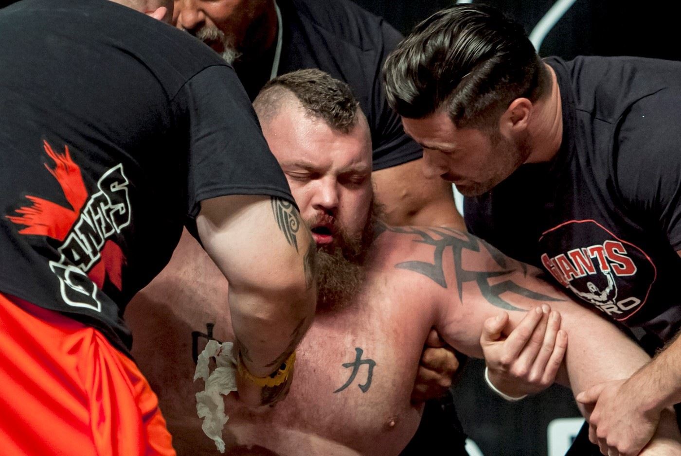 Eddie Hall na pokraji sil.