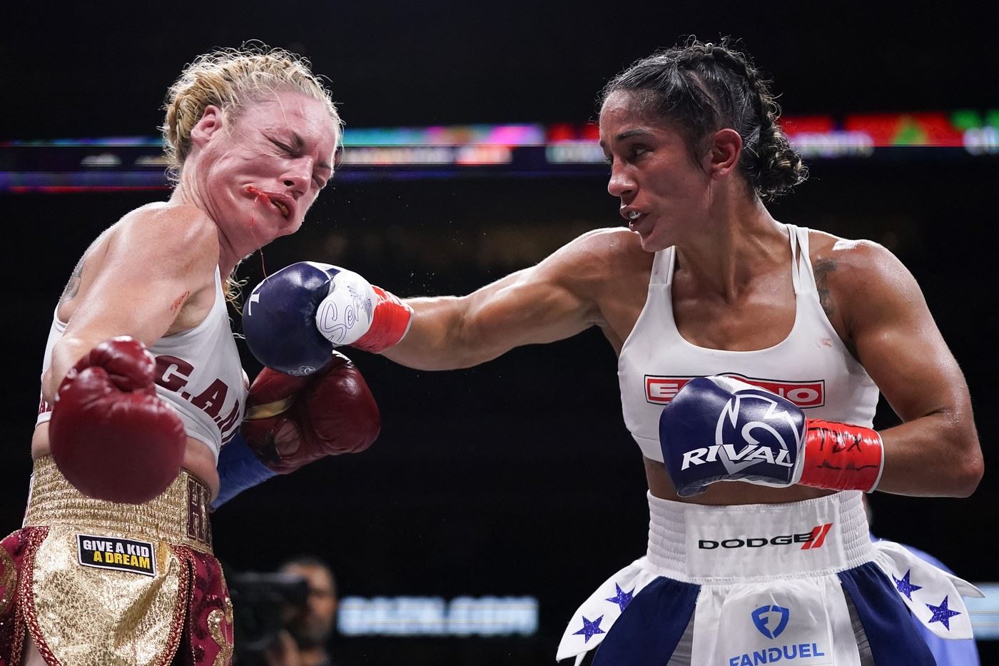 Heather Hardy inkasuje úder.