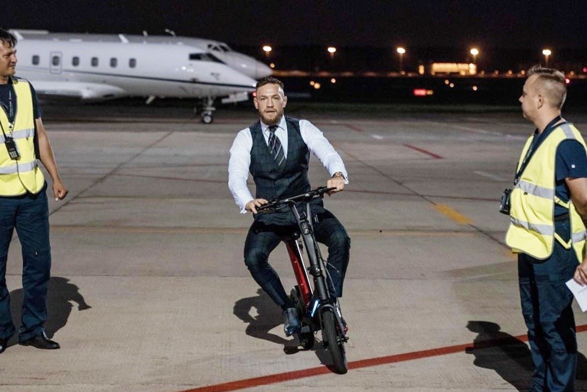 Conor McGregor jede k letadlu.