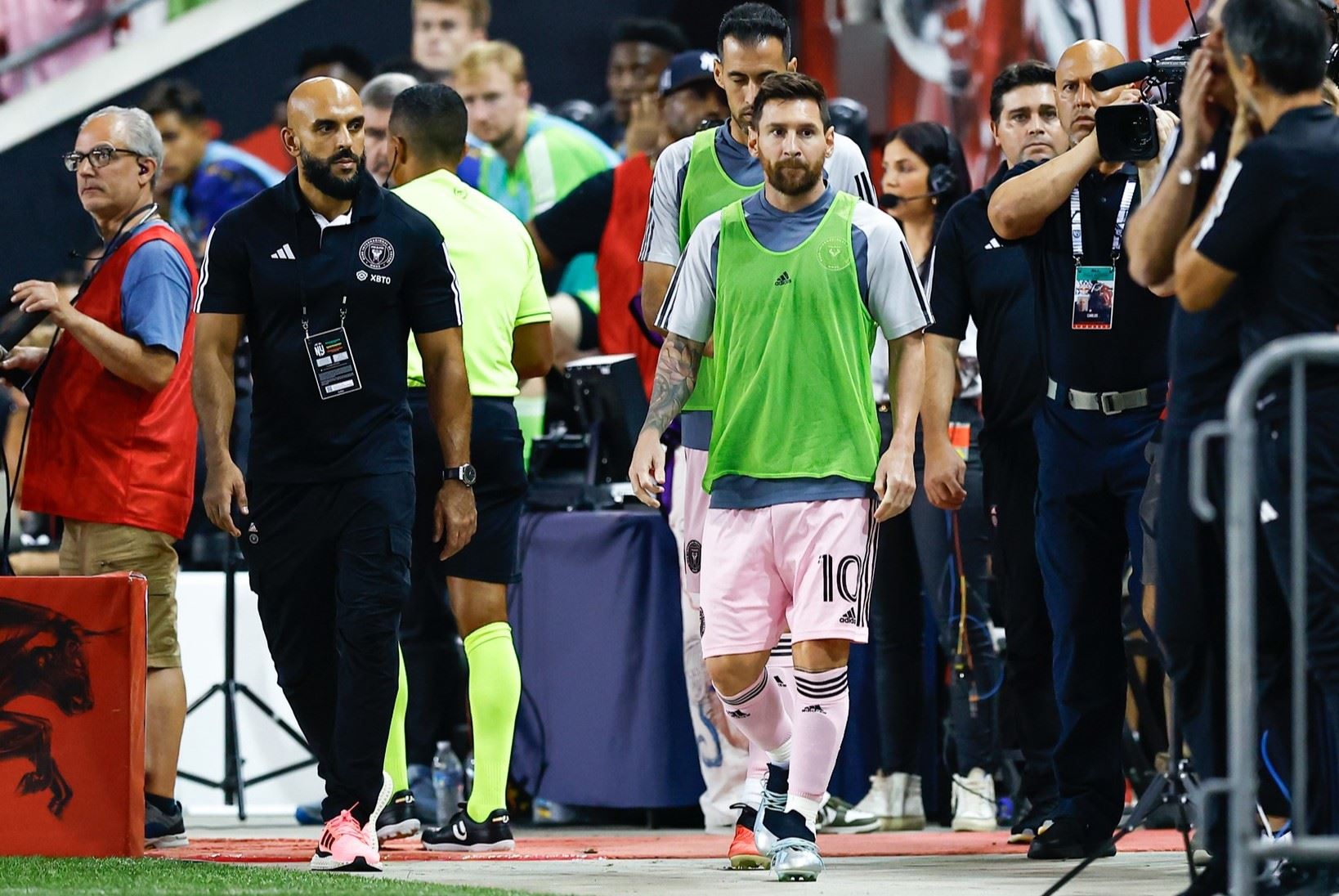 Lionel Messi a jeho bodyguard, stále v zádech.