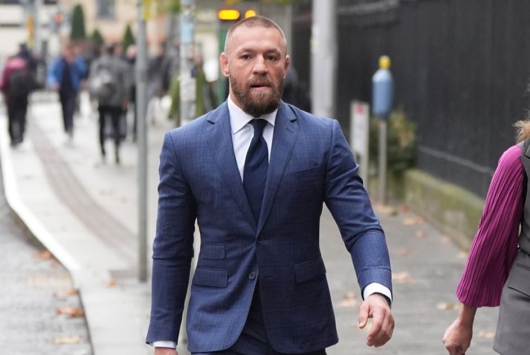 Conor McGregor jde k soudu.