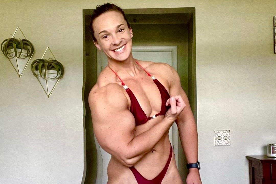 Blakelee Ortega a její biceps.