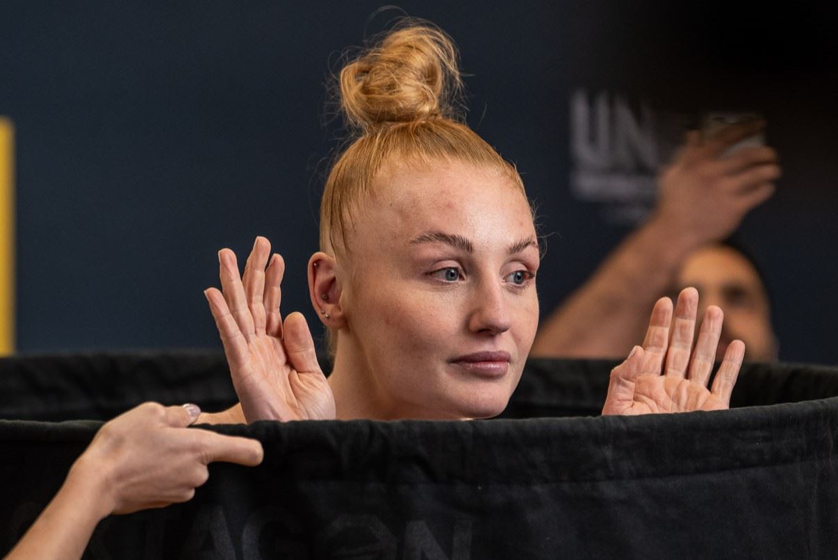 Cecilie Bolander před zápasem na váze.