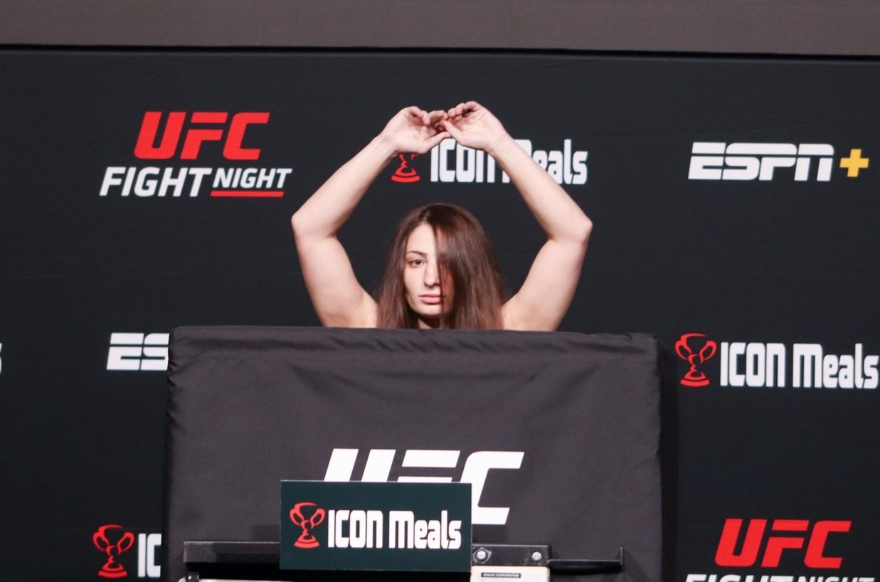 Liana Jojua na váze v UFC.