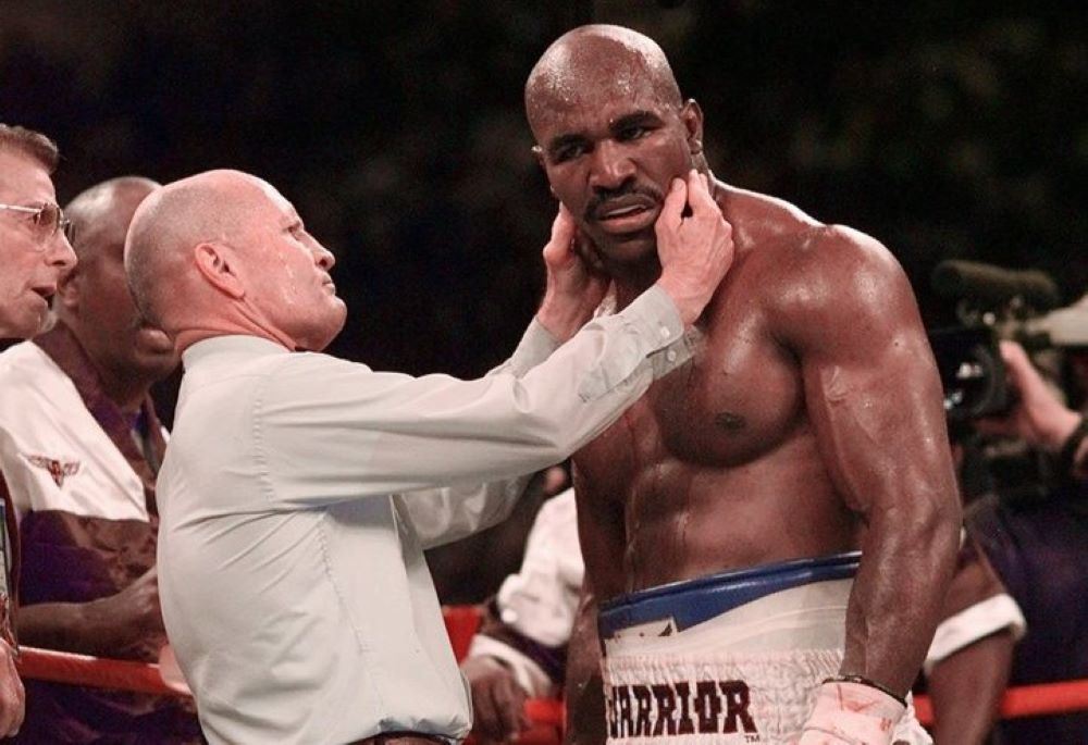 Evander Holyfield si nechal zkontrolovat ucho poté, co byl kousnut Mikem Tysonem.