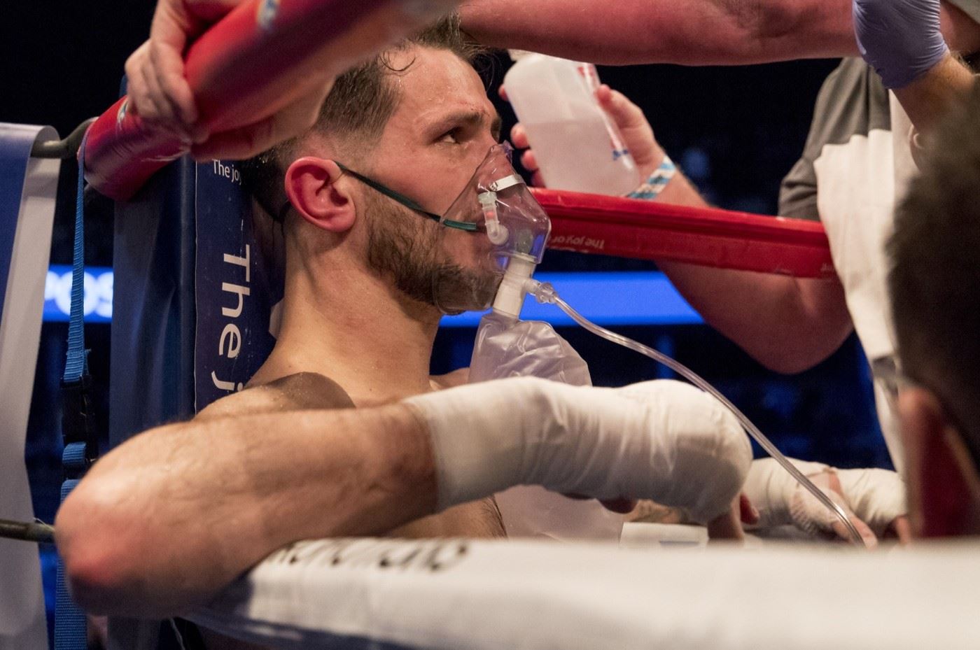 Někdy boxer v ringu nemusí bojovat jen se soupeřem. Zdraví na prvním místě.