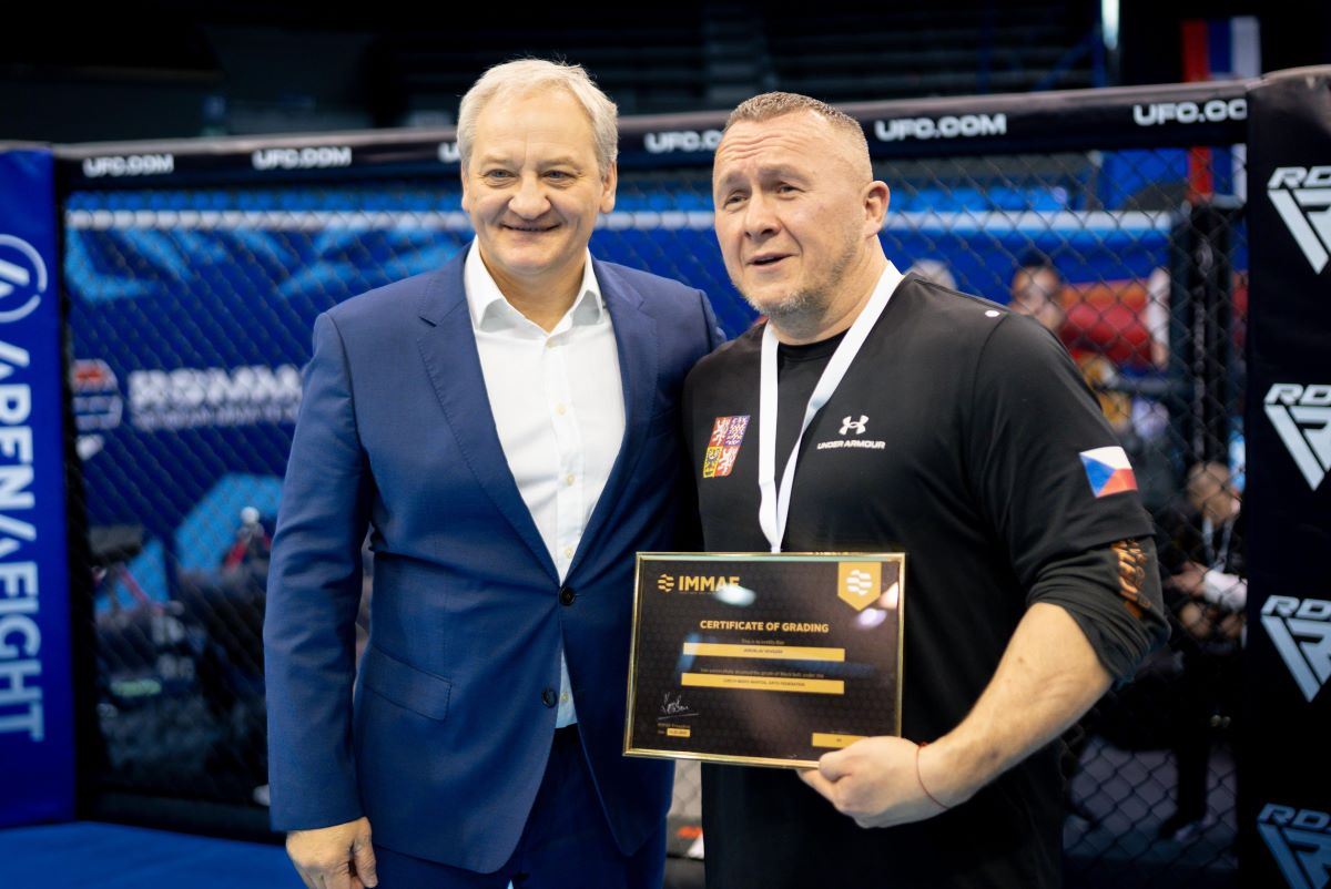 TrenérJaroslav Hovězák a jeho ocenění Black Belt od mezinárodní organizace IMMAF.