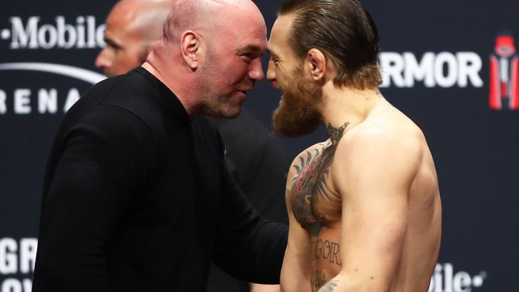 Conor McGregor a šéf UFC Dana White.
