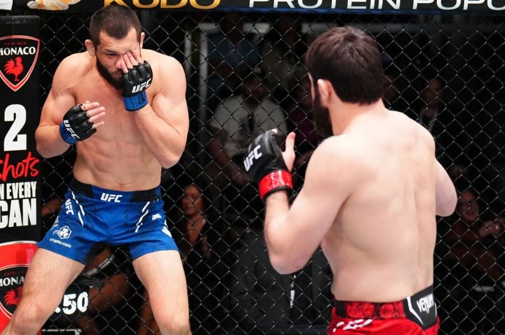 Bojovník UFC Machmud Muradov schytal prst do oka.