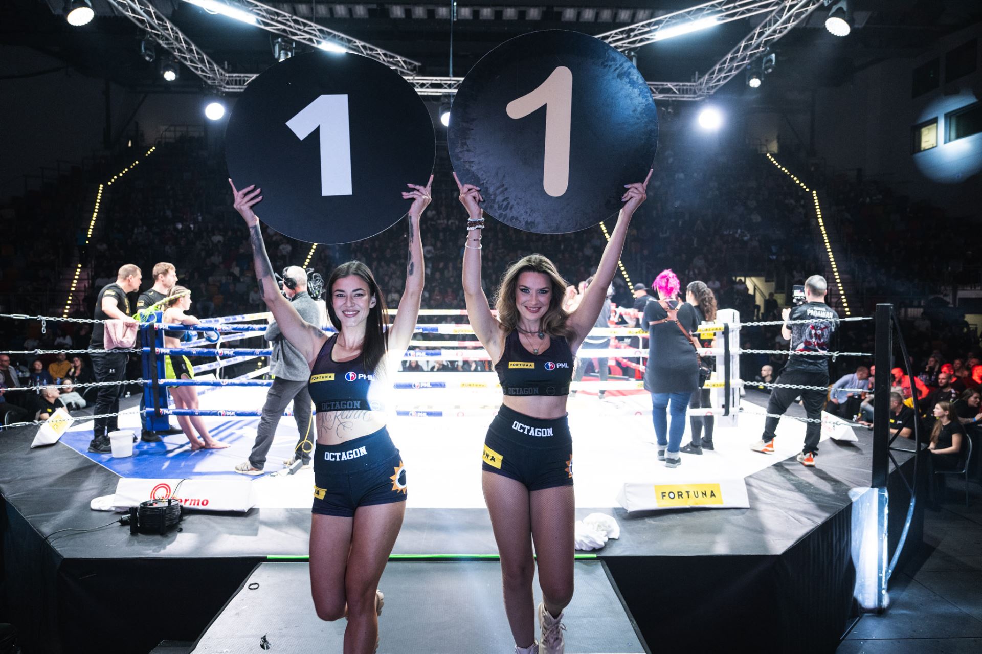 Sobotní PML v Praze, součástí byly i ring girls.