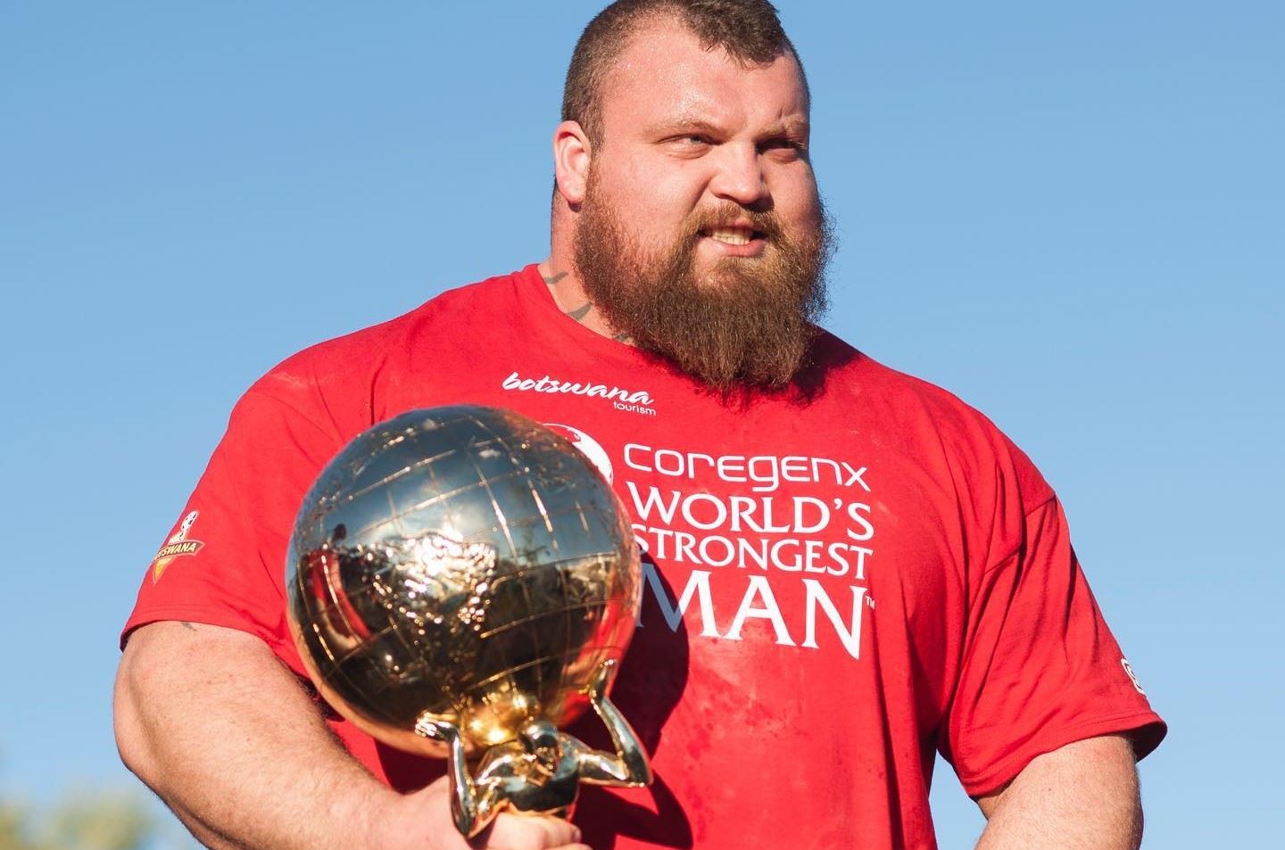 Eddie Hall musel cenu z roku 2017 zabalit a poslat dál.