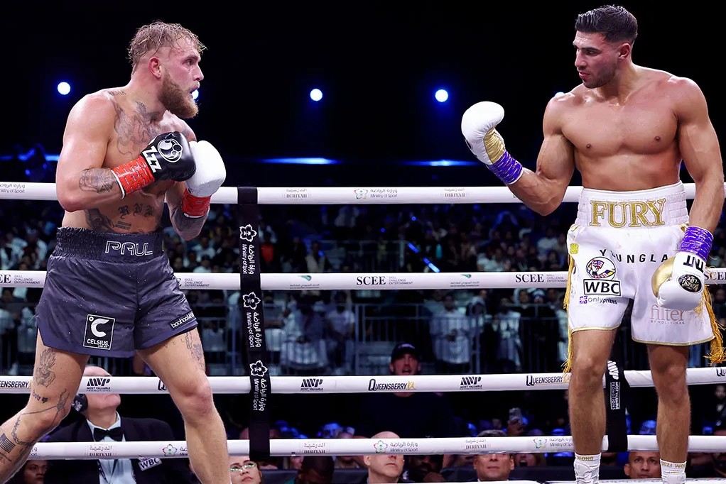 Jake Paul a Tommy Fury v boji.