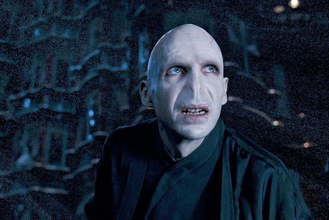Ralph Fiennes v roli Voldemorta.