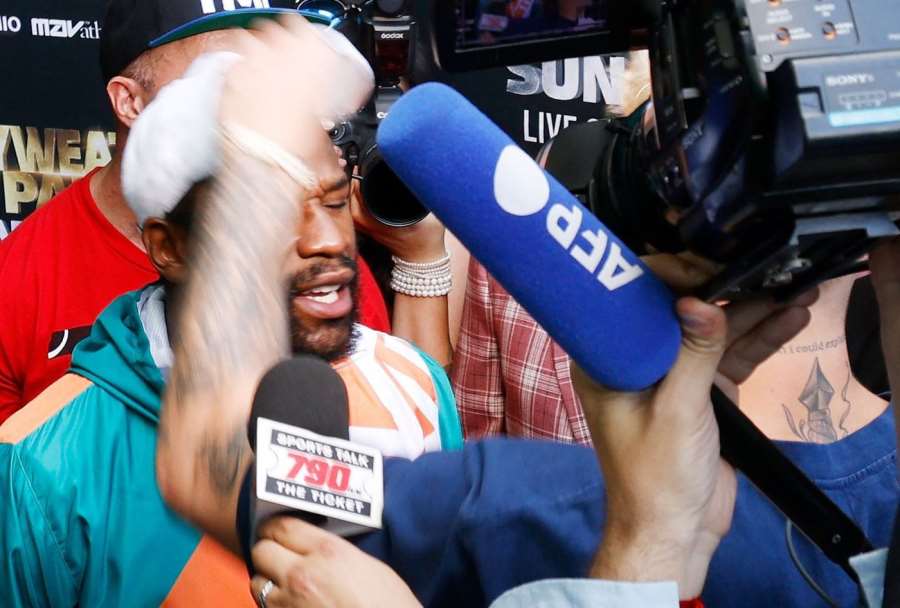 Mayweather přišel o čepici a ochranka měla práci. Na boxera si vyskočil youtuber