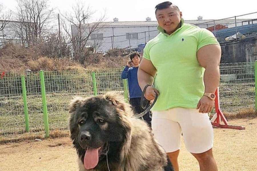 130 kilo a 56 čísel přes biceps. Hulk se sotva vejde do oblečení