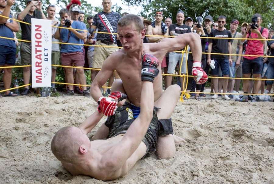 Surová MMA KO? Souboje v písku se staly virální pro svoji divokost