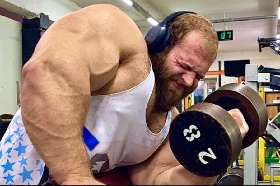 Gigant z gymu váží 150 kilo. Na kameru si nechal změřit biceps, je větší než už Schwarzeneggera