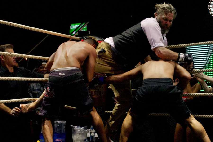 MMA cirkus. Zápasy v obýváku, souboje dva na jednoho i transgender zápasnice