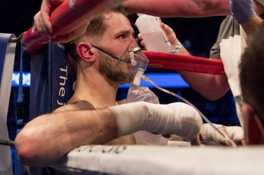 Brutální porážka. Boxer musel dostat kyslíkovou masku