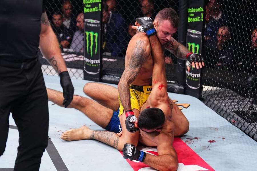 Demolice v UFC. Brazilec rozsekal obličej francouzského tvrďáka, zasahoval doktor