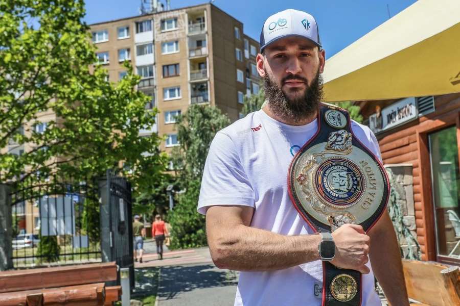 Slovenský boxer míří na světovou scénu. Stačí jedna výhra a společnost mu bude dělat Fury či Usyk
