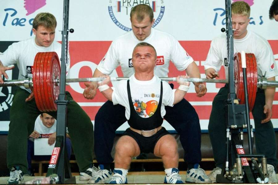 Zázrak. Váží 52 kg, měří 120 cm, přesto dřepne 300 kilo