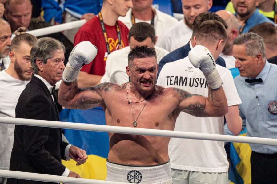 Dvoumetrový obr má imitovat Furyho. Usyk ukázal s kým trénuje na životní zápas