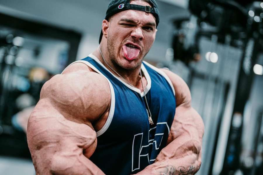 Mutant a jeho obrovský biceps. Gigantický objem z jiné planety