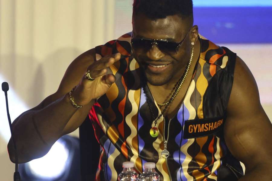 Ngannou se vykašlal na Joshuu. Teď mám na práci tebe, flirtoval s reportérkou