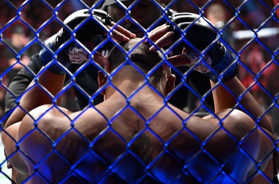 Kuriózní diskvalifikace. Zápasníkovi MMA vypadával uprostřed boje suspenzor