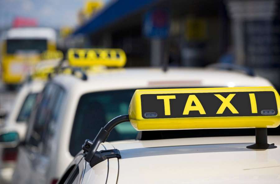 Bývalý boxerský šampion žije skromný život a vozí důchodce jako taxikář