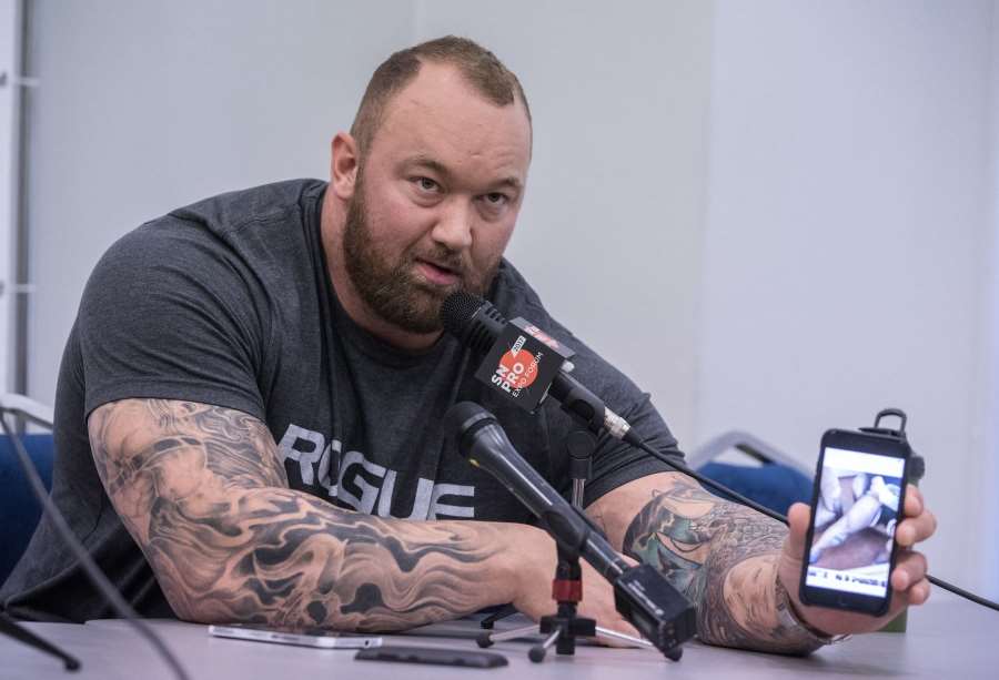 Je nejsilnějším mužem, kterého kdy jeho žena potkala. Silák Bjornsson se podělil o vtipné video