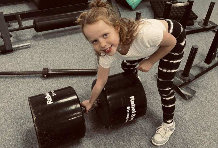 Z osmileté dívky fitness bestie. Lékaři varují, ona ale zvedá dvojnásobek váhy