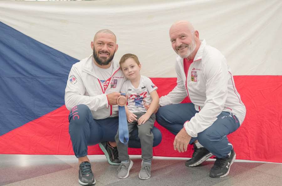 Na Ferrari nálepky nepatří, směje se český zápasník, jenž je připraven zářit na olympijských hrách