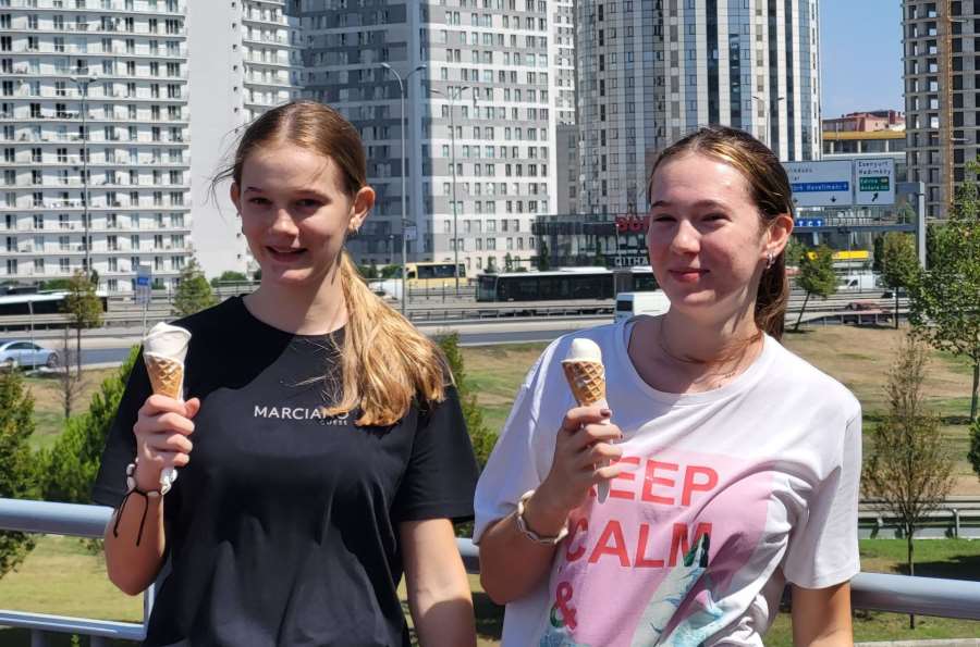 Táta ze svých princezen vychoval silné bojovnice. Sesterské duo září