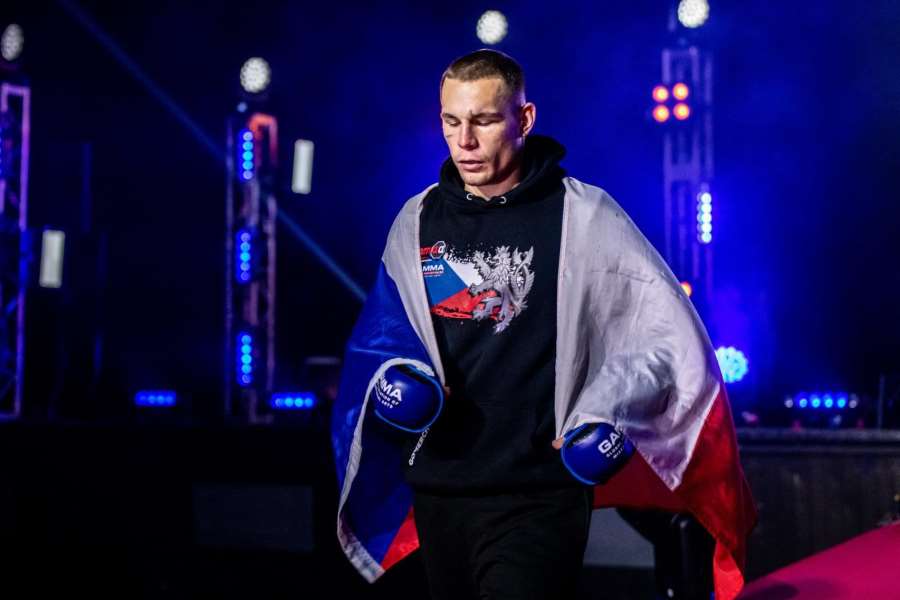 Voják našel při MMA boji nevšední řešení. Krvácení zastavil vteřinovým lepidlem