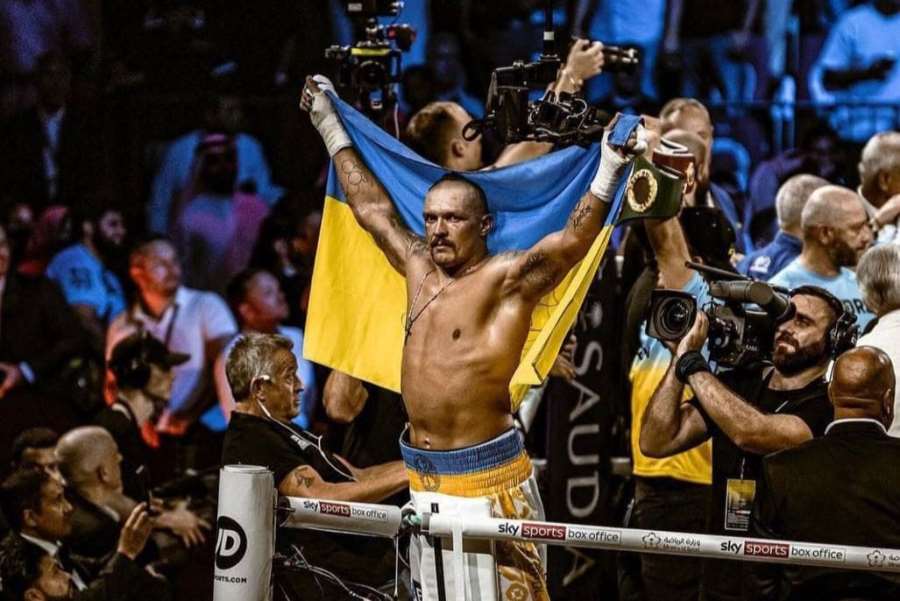 Přestaňte s fňukáním o podvodu. Usyk je jasný šampion, ozývá se z Británie