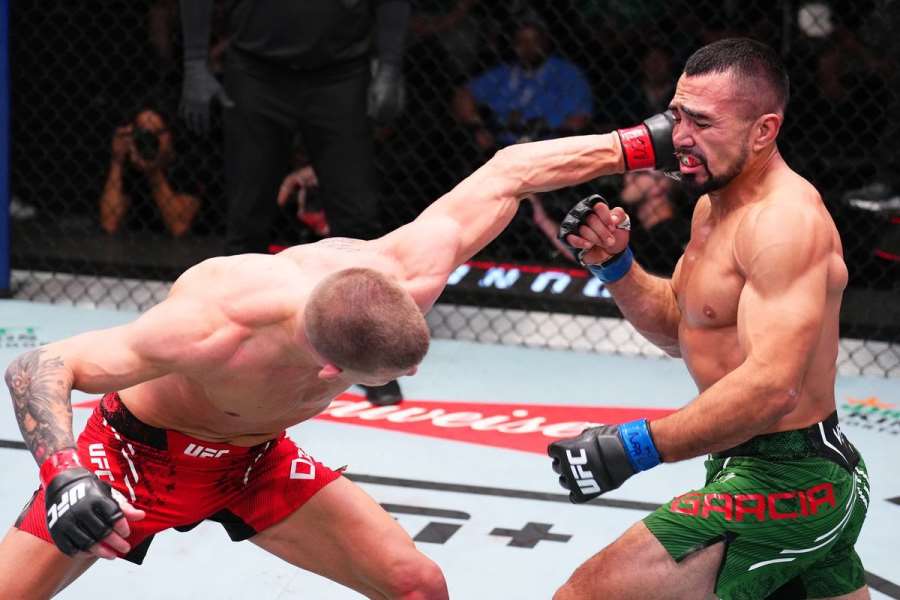 Demolice v UFC. Američan lokty zničil soupeře, pak peprně poděkoval manželce