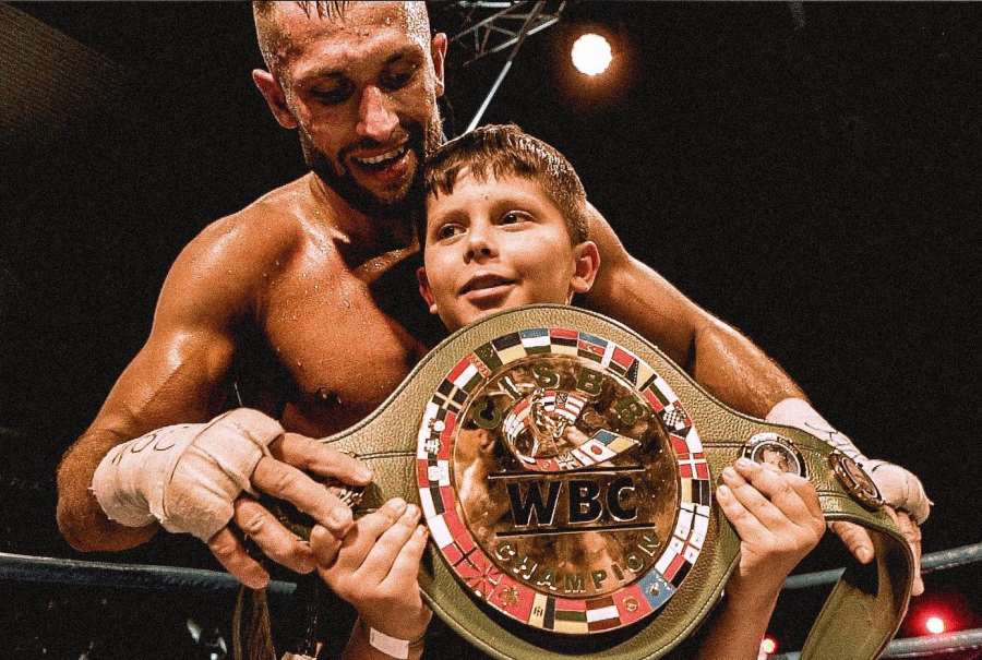 Neskutečná řežba, český boxer se protančil až k pásu. Rozstřílel hlavu z titanu