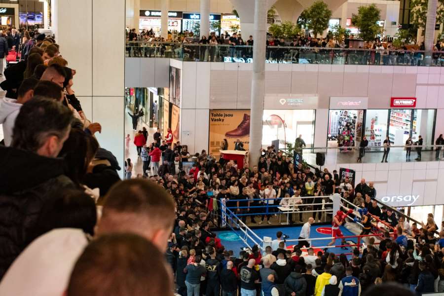 Fanoušci boxu zaplnili ostravské nákupní centrum, které se otřásalo v základech