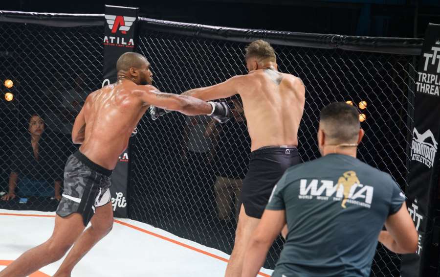 Psycho jede. Porazil současného šampiona UFC, bojoval v Praze, teď si připsal premiérové TKO v MMA