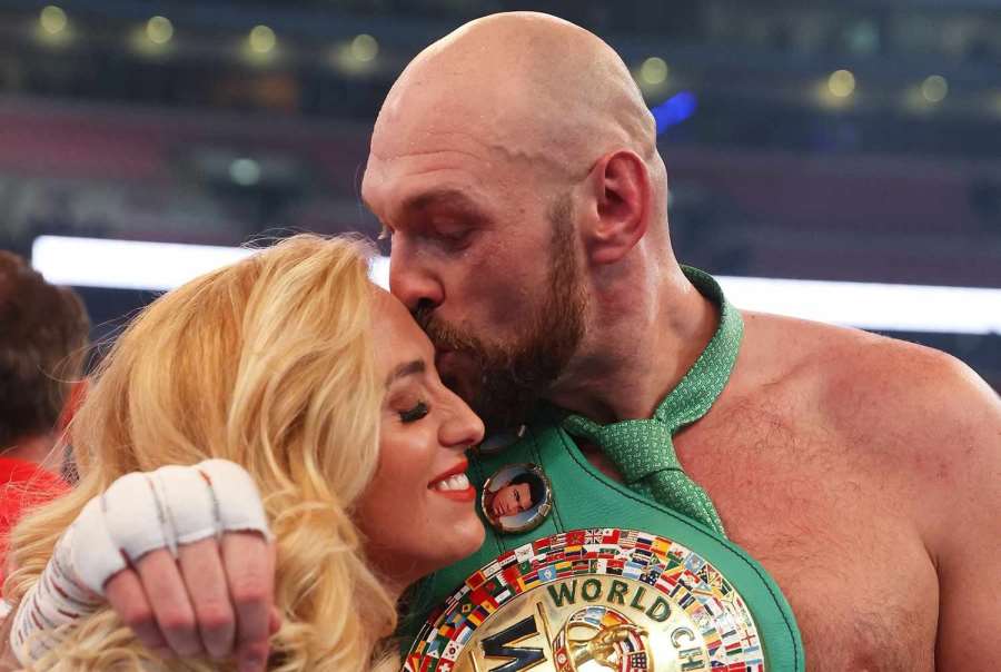 Fury na romantickém výletu s manželkou. Ta předvedla parádní figuru v krátké sukni