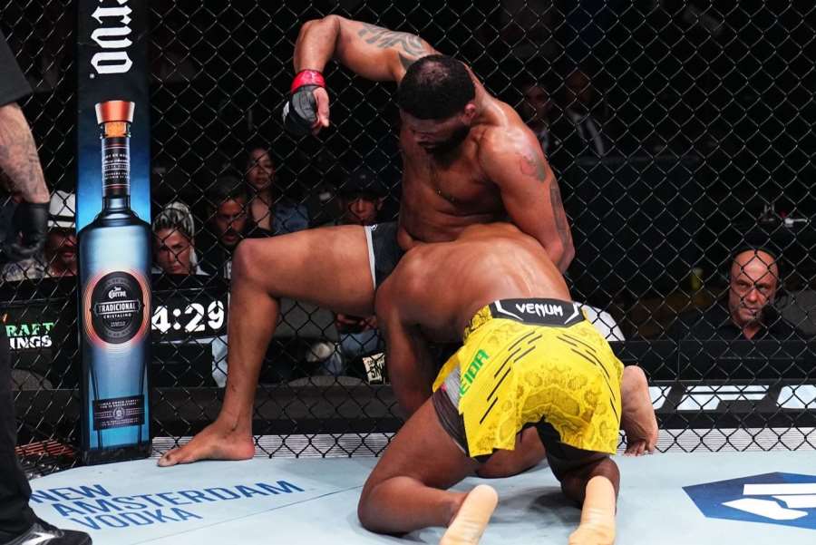 Tak dlouho chodil se džbánem pro vodu, až schytal KO. Brazilský obr prokaučoval bitvu v UFC 