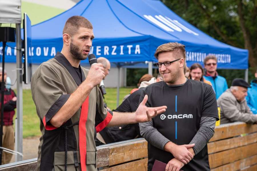 Procházka rozdával medaile na turnaji nevidomých fotbalistů. Posune se v žebříčku a co soupeř v UFC?